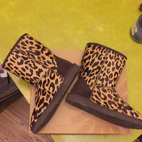 UGG Shoes - CLASSIC UGG BOOT